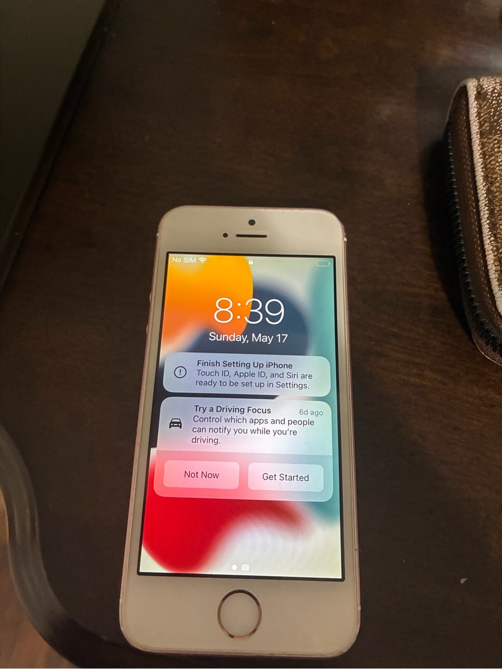 Apple iPhone SE in Rose Pink and White - Picture 3 of 4
